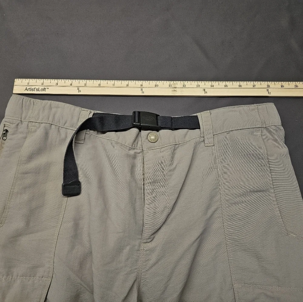 The North Face Nylon Cargo Hiking Shorts MENS SZ L Beige Pockets Belted Outdoors